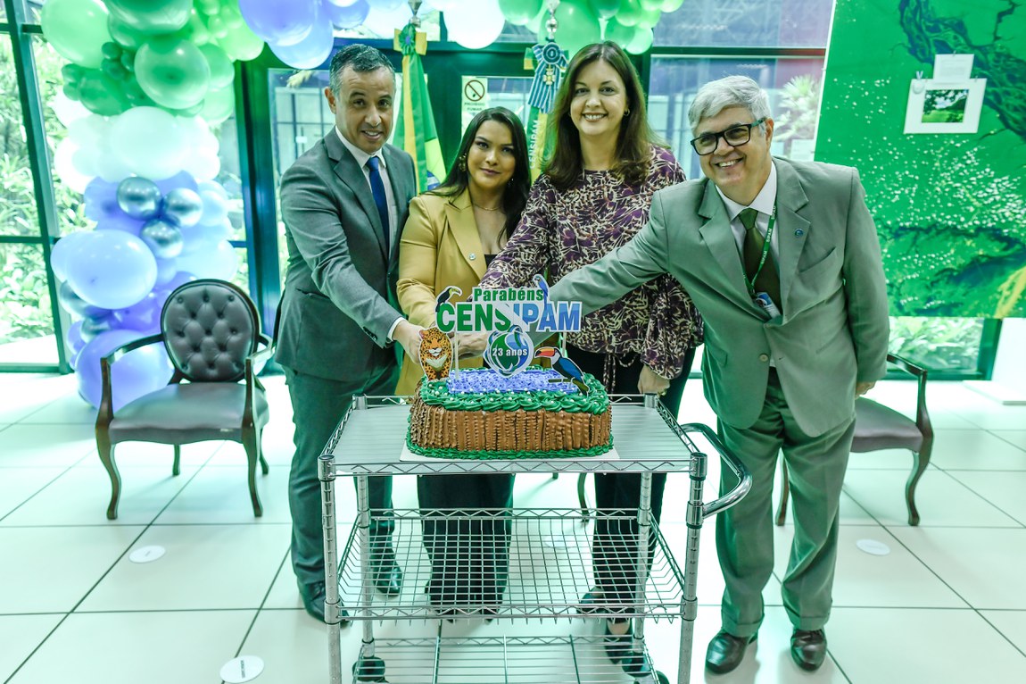 Corte do bolo comemorativo dos 23 anos do órgão teve a participação da Servidora Destaque 2024, Vanessa Maciel