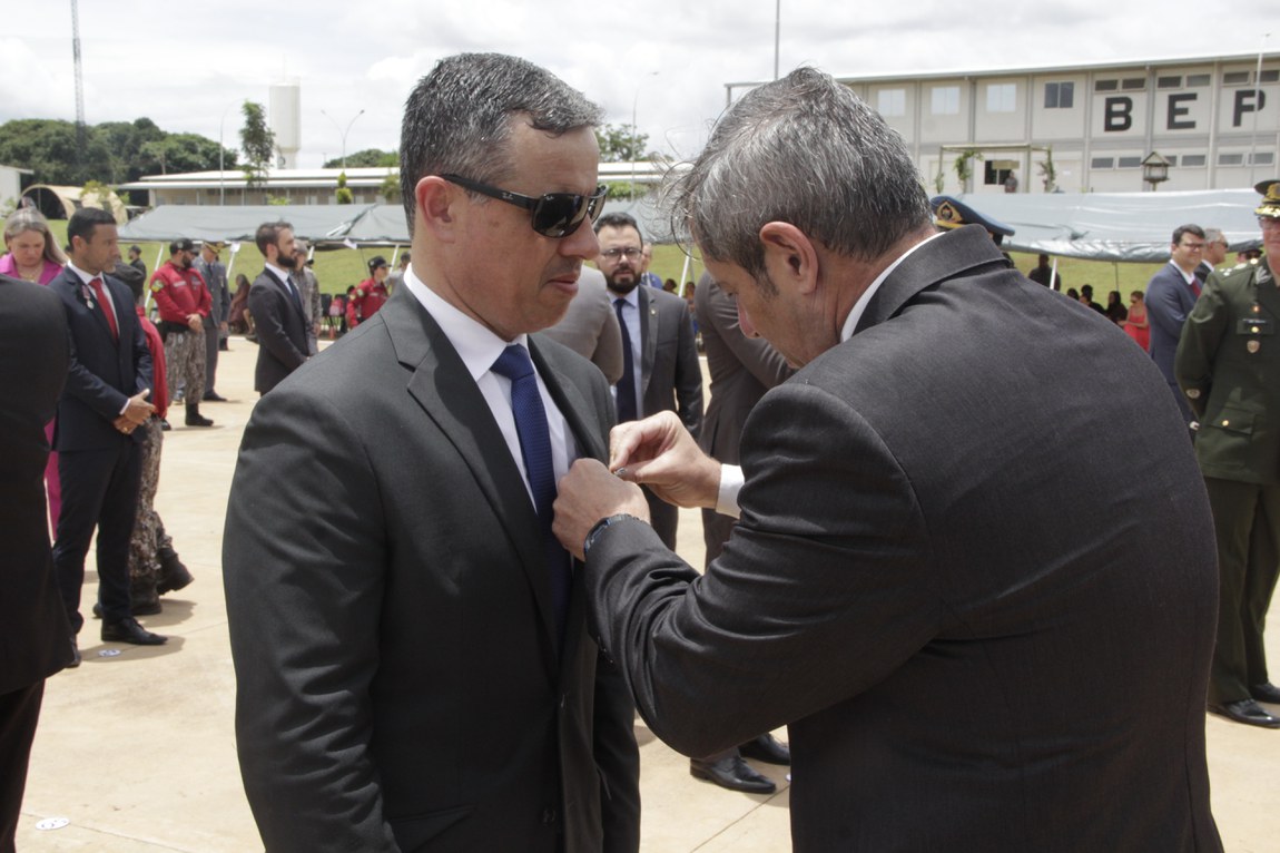 Direto-Geral do Censipam recebendo medalha de honra ao mérito