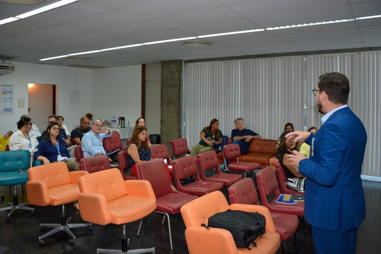 Robson Crestani (OPEN Collab) interagindo com os integrantes do GTE