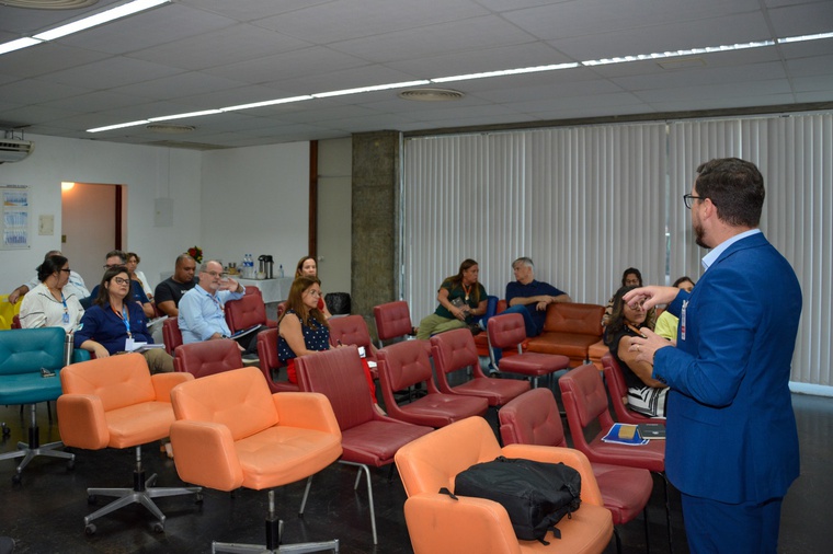 Robson Crestani (OPEN Collab) interagindo com os integrantes do GTE