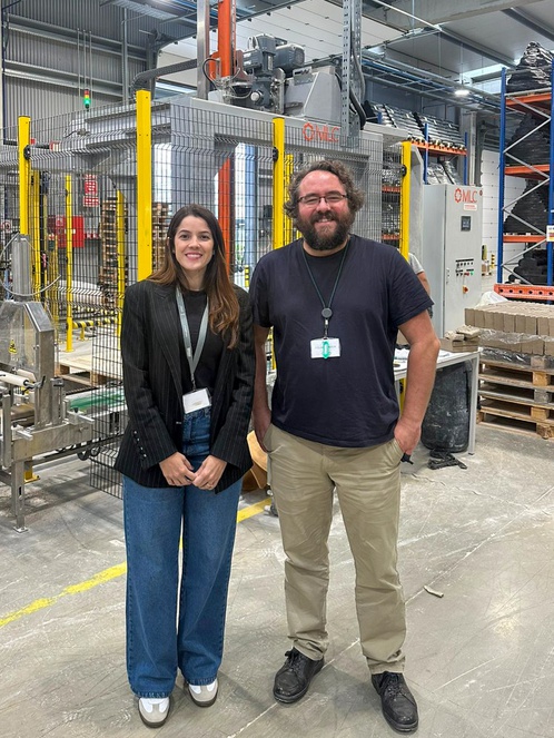 Visita técnica à EcoGres, guiada pelo Dr. Jorge Carneiro, com foco em inovação, processos produtivos e sustentabilidade no setor de materiais cerâmicos