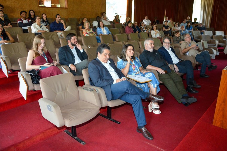 Colaboradores e convidados acompanhando as palestras