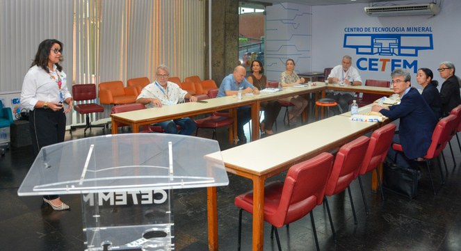 Silvia França (CETEM) realizando sua apresentação