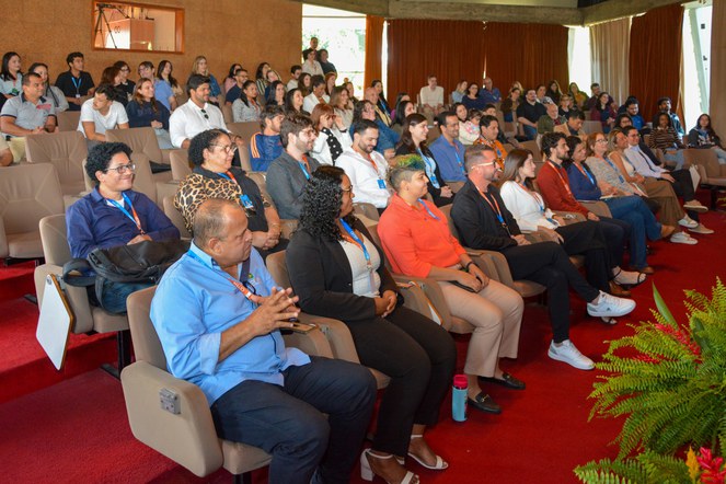 Novos servidores assistindo a cerimônia de boas-vindas