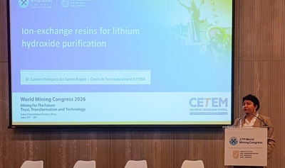 Além da apresentação do estudo, Caroline Brigido acompanhou as discussões técnicas promovidas ao longo do congresso, com foco em minerais críticos e estratégicos, tema que ocupa posição central nas agendas de inovação, segurança de suprimentos e transição energética em âmbito mundial. A participação da pesquisadora também possibilitou o intercâmbio de conhecimentos com especialistas de diversos países, contribuindo para o fortalecimento das pesquisas desenvolvidas pelo CETEM e para a ampliação da cooperação científica internacional.  Considerado um dos principais fóruns internacionais dedicados ao setor mineral, o Congresso Mundial de Mineração (WMC) reúne pesquisadores, representantes da indústria, instituições de pesquisa, universidades e estudantes para discutir os desafios e as perspectivas da mineração em escala global.