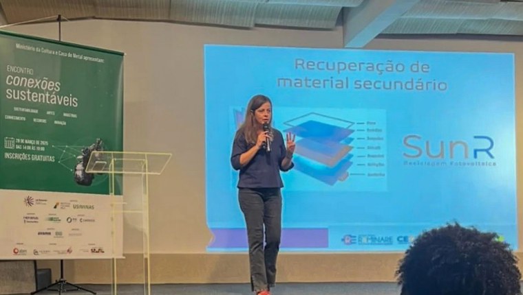 Lúcia Xavier realizando sua apresentação