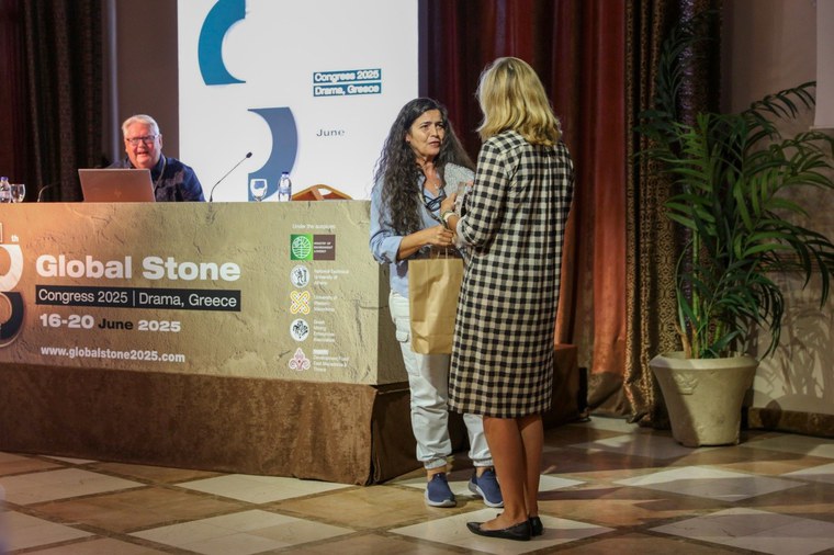 Nuria Castro (CETEM) entrega amostra de Gnaisse Facoidal