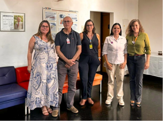 Da esquerda para a direita: Luciana Contador (CETEM), Luciana Mofati (CETEM) Júlio Nery (IBRAM), Cinthia Rodrigues (IBRAM) e Lúcia Helena Xavier (CETEM)