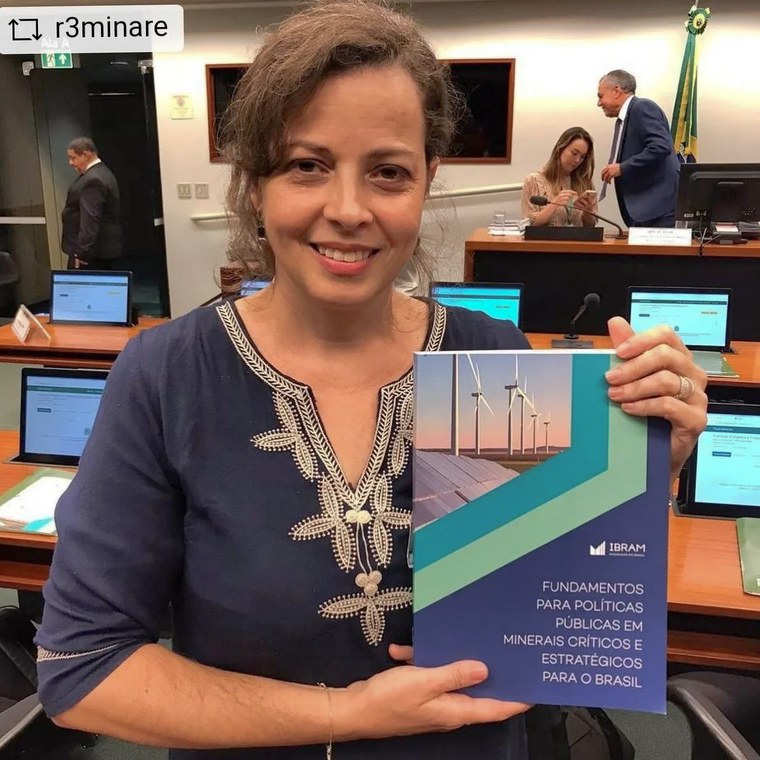 Lúcia Helena Xavier posa com o estudo “Os Fundamentos para Políticas Públicas em Minerais Críticos e Estratégicos no Brasil”