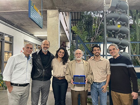 Na foto (da esquerda para direita): Marcelo Andrade (CETEM), Prof. Homero Delboni (Chefe do PMI-POLI-USP), Júlia Sanches (Tecnologista CETEM e Doutoranda na USP), Prof. Arthur Pinto Chaves (PMI-POLI-USP), André Santos (Tecnologista CETEM), Prof. Maurício Bergerman (Coordenador do Laboratório de Tratamento de Minérios do PMI-POLI-USP)