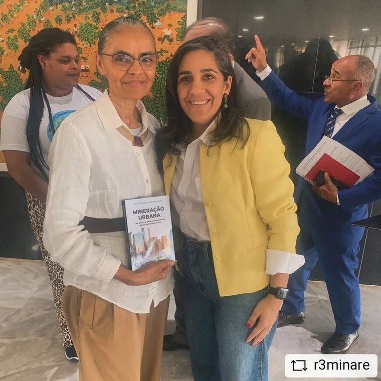 Ministra Marina Silva recebe um exemplar do livro "Mineração Urbana" das mãos da pesquisadora Emmanuelle Freitas (CETEM)