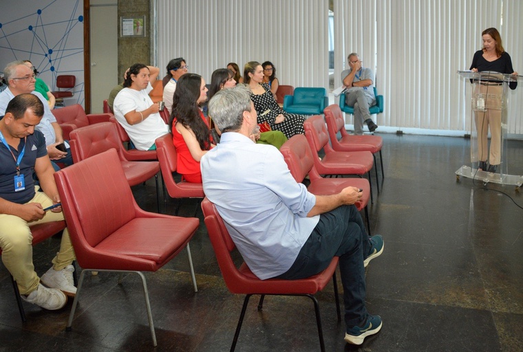 Monica Monnerat (CETEM) realizando a abertura do evento