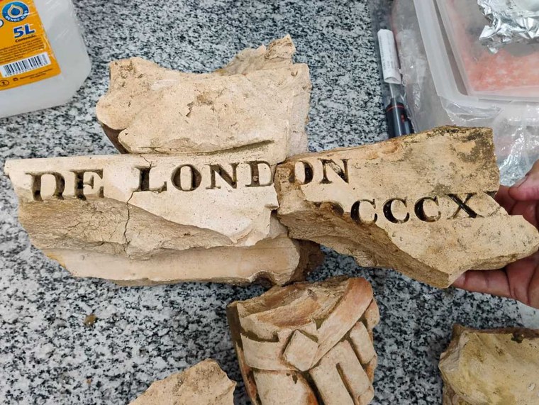 Peças encontradas em um sítio arqueológico no Museu Nacional