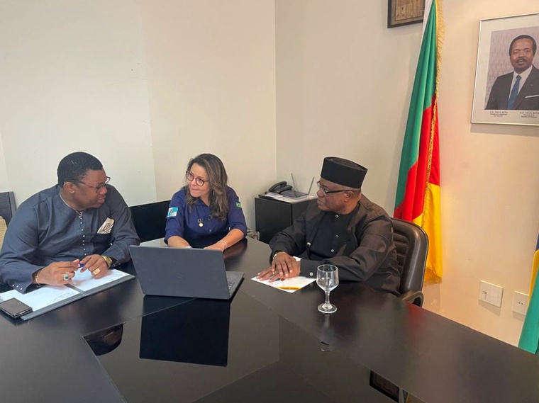 Dr. Paulin Martial Tchenzette (Ministro Conselheiro da Embaixada de Camarões), Silvia França (Diretora do CETEM) e S.E. Martin Mbeng (Embaixador de Camarões no Brasil)