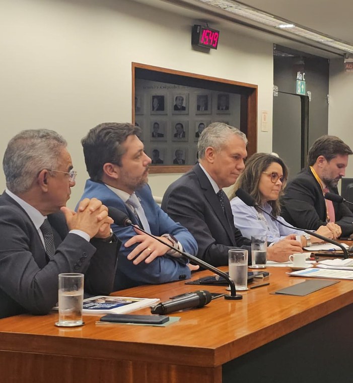 Silvia França, diretora do CETEM, deputado Zé Silva e representantes do Serviço Geológico Brasileiro (SGB), Banco Nacional de Desenvolvimento Sustentável (BNDES) e Associação Brasileira do Alumínio (ABAL)