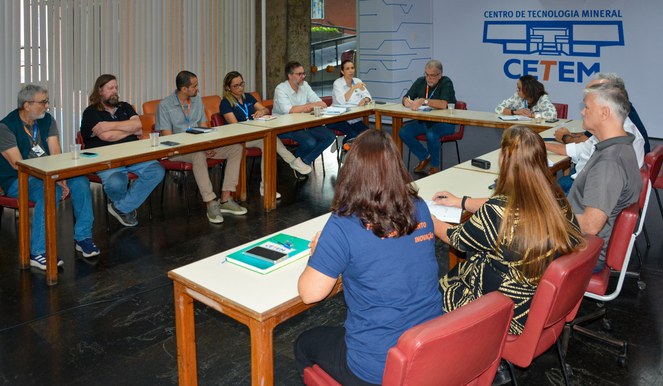 Reunião entre os visitantes e a diretoria do CETEM