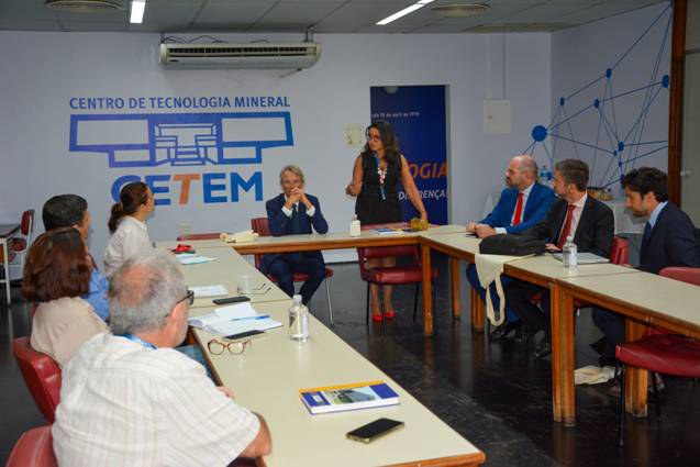CETEM recebe visita da Embaixada da França
