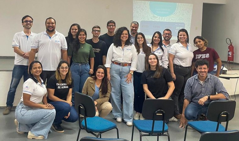 Equipe do CETEM-ES reunida durante o curso