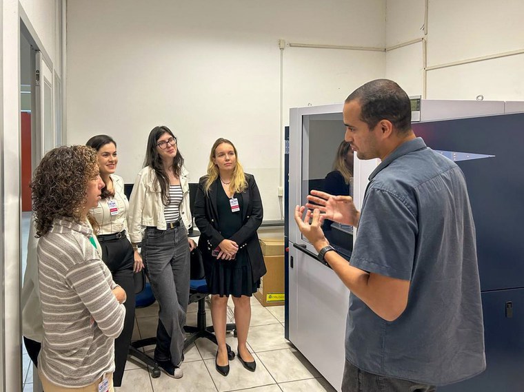 Equipe INOVA/UFRJ visitando os laboratórios do CETEM