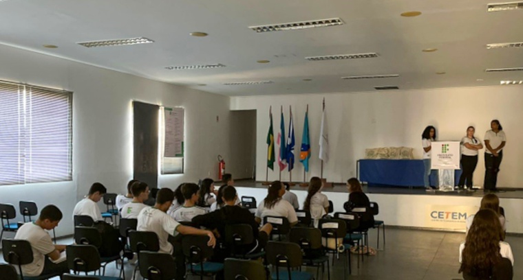 Alunos do IFES ministrando palestras no NRES/CETEM