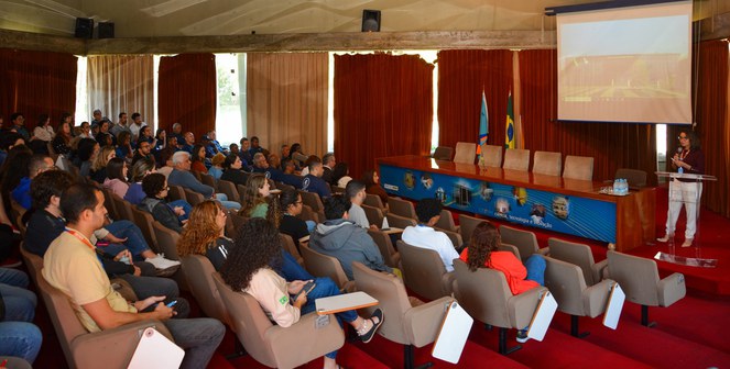 Silvia França (CETEM) realizando a abertura