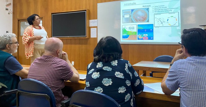 Kátia de Cássia Barbosa Alexandre realizando sua apresentação