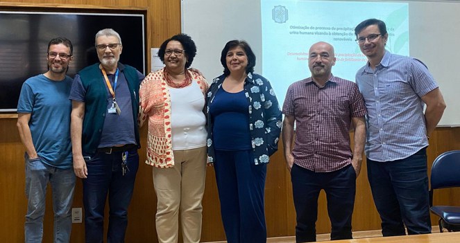 Kátia de Cássia Barbosa Alexandre realizando sua apresentação