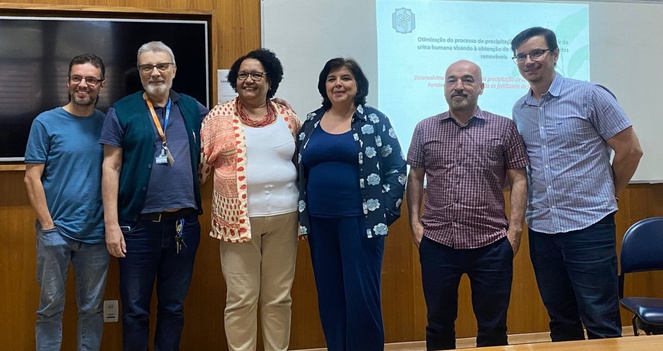 Kátia de Cássia Barbosa Alexandre realizando sua apresentação
