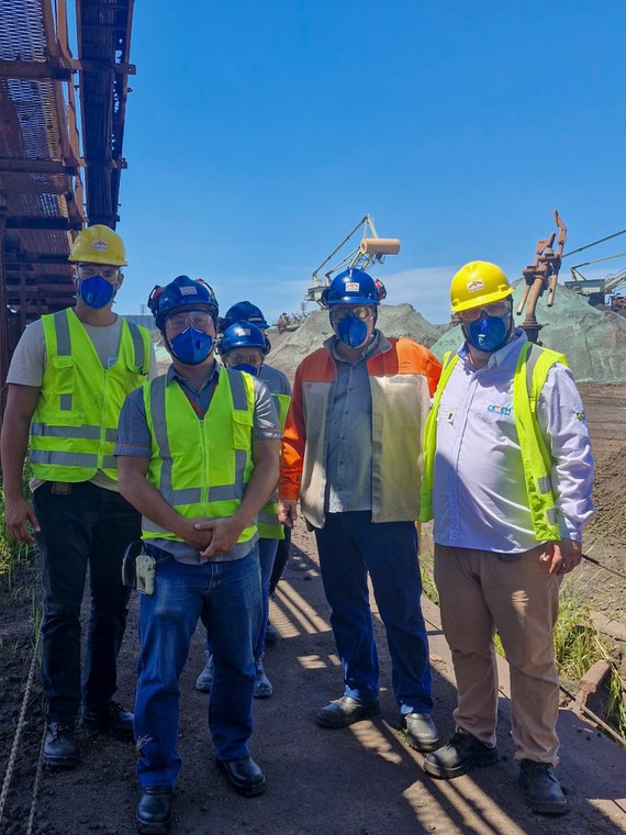 Dr. Leonardo Silveira (CETEM) durante visita técnica à ArcelorMittal