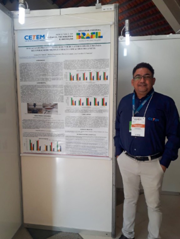 Leonard Silva dos Santos apresentando seu trabalho no SIMEXMIN