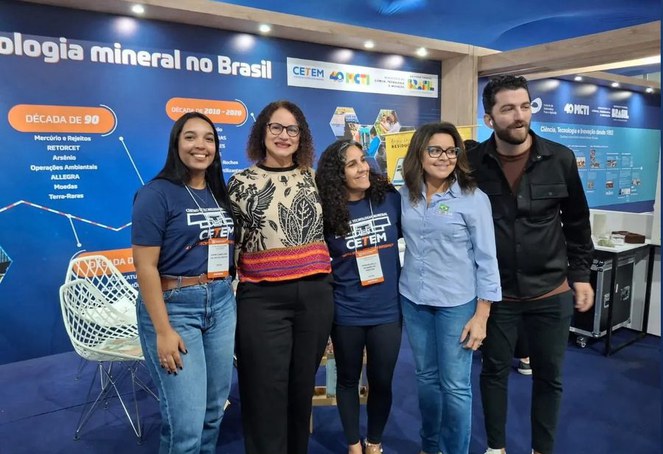 Visita da ministra Luciana Santos ao estande do CETEM