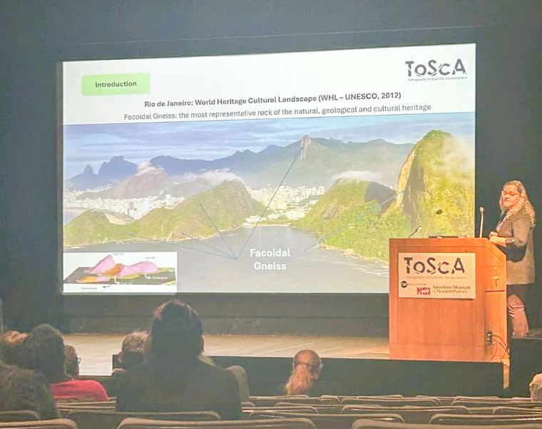 Dra. Maíra Lima (LRAP/COPPE) durante sua apresentação