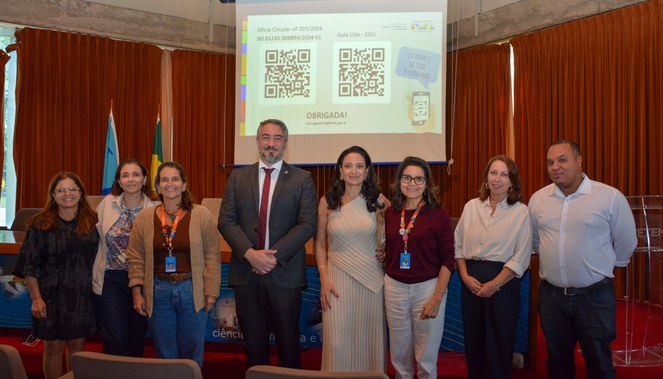 Palestrantes e integrantes da direção do CETEM