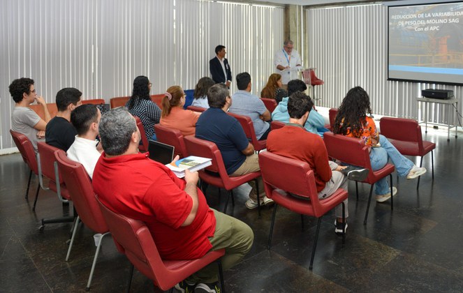 Paulo Braga (CETEM) apresentando o engenheiro Carlos Quispe Darwin