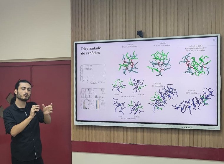 Lucas Andrade realizando sua apresentação