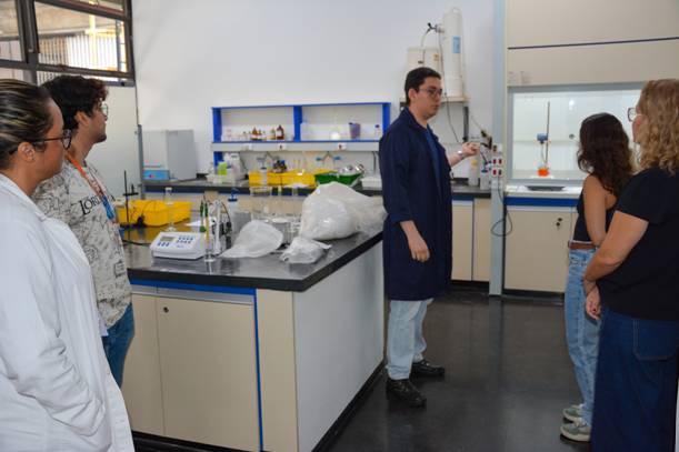 Visita de Profa. e alunos do curso de Extensão Projeto RECICLAB