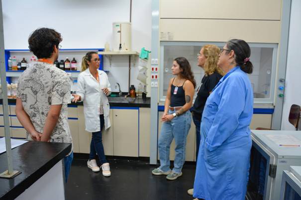 Visita de Profa. e alunos do curso de Extensão Projeto RECICLAB