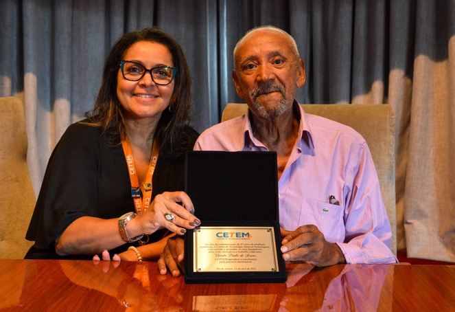 Vicente recebe uma placa de homenagem como um dos fundadores do CETEM