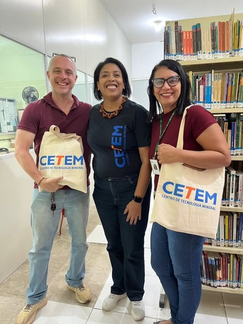Rosana Oliveira (CETEM) realizando a entrega das publicações