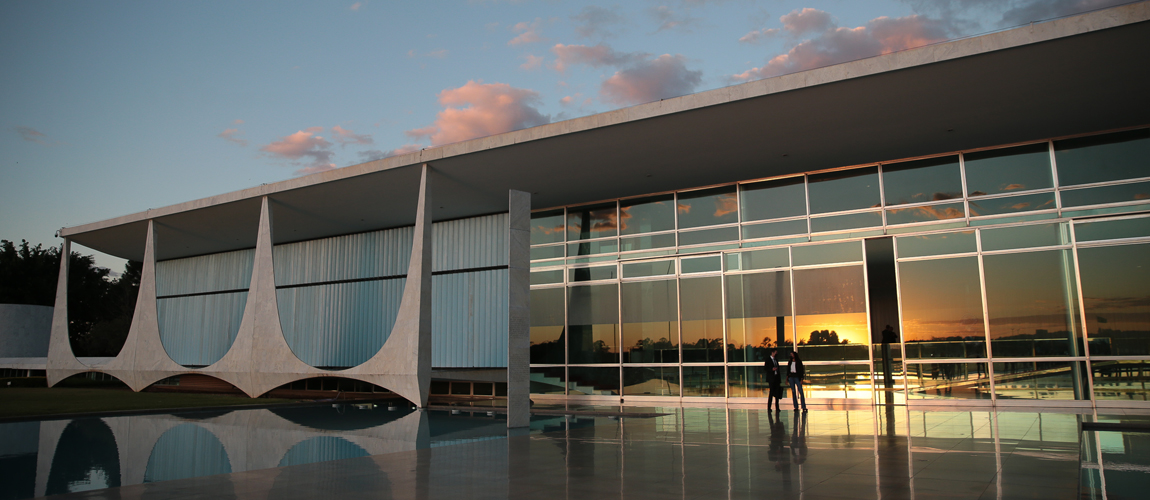 Um texto alternativo (texto alt) é utilizado para substituir uma imagem, quando a imagem não puder ser vista