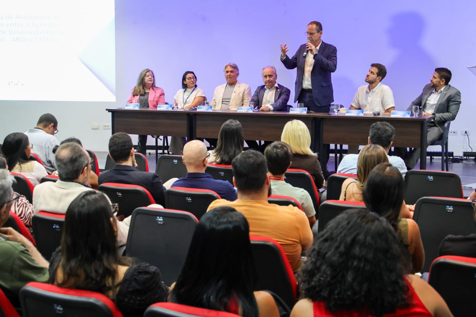Representantes do CETENE, ABDI, UFPE e autoridades públicas participam da mesa de abertura da cerimônia de assinatura do convênio, realizada no Recife