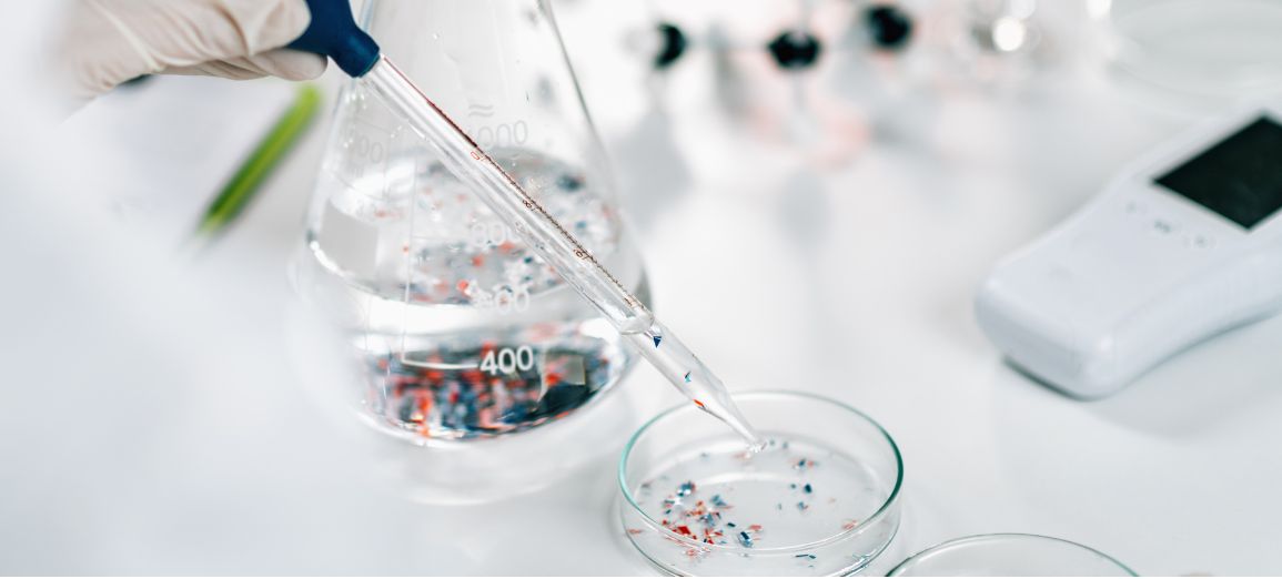 Publicação reúne protocolo científico para detectar partículas plásticas, reduzir contaminações e melhorar a comparação entre estudos