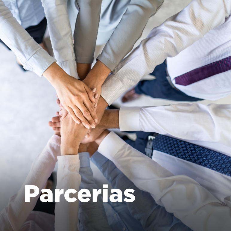Mãos de várias pessoas unidas no centro da imagem. Texto: Parcerias.