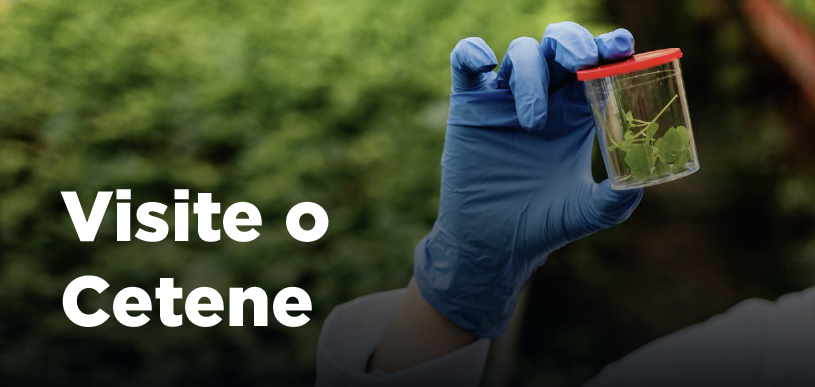 Mão com luva segura um pequeno frasco de vidro com uma planta. Texto: Visite o CETENE.