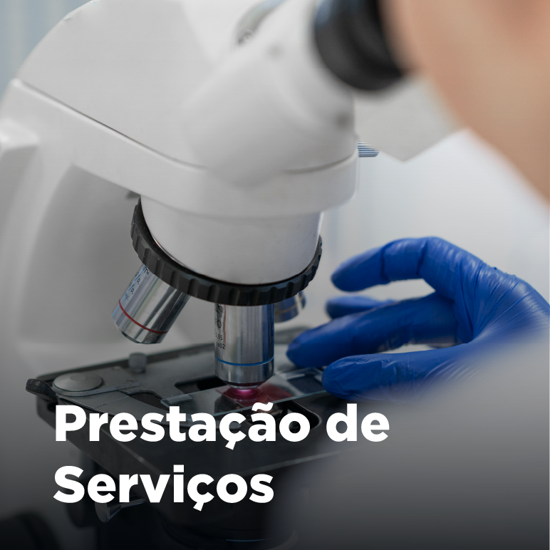 Mãos com luvas manuseando um microscópio em laboratório. Texto: Prestação de Serviços.