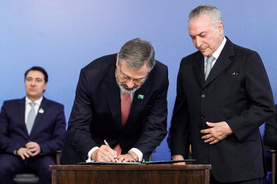 Ministro Torquato Jardim toma posse e reafirma importância da transparência