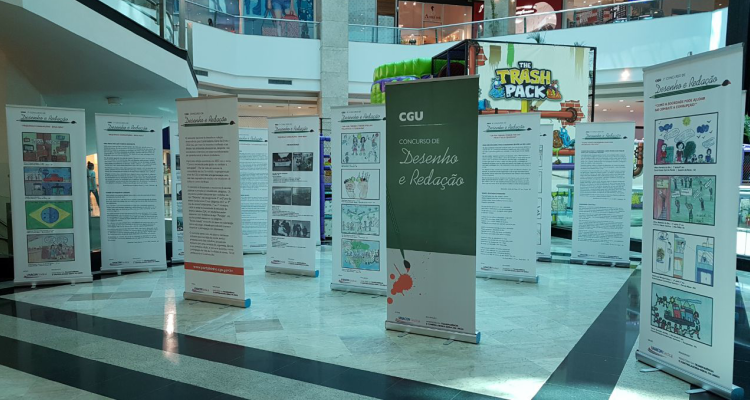 CGU leva exposição do concurso de desenho e redação à Biblioteca Nacional de Brasília