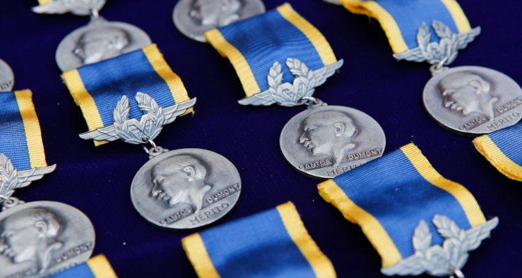 Secretário Federal de Controle Interno recebe Medalha Mérito Santos-Dumont