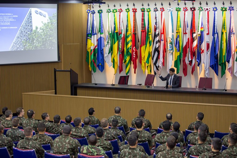Ministro da CGU apresenta atuação do órgão em curso de Aperfeiçoamento de Oficiais do Exército Brasileiro