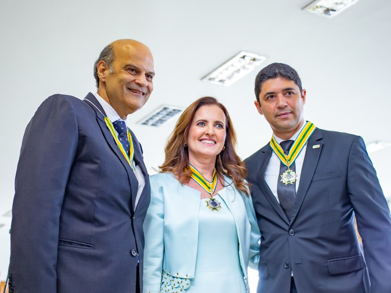 Ministro da CGU recebe medalha Mérito da Procuradoria-Geral do Distrito Federal